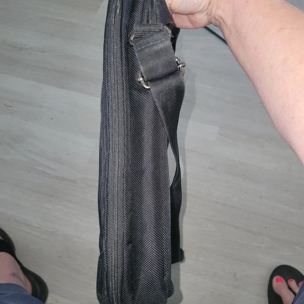 SWISS GEAR Black Laptop Messenger Bag Adjustable Strap Padded Compartment office